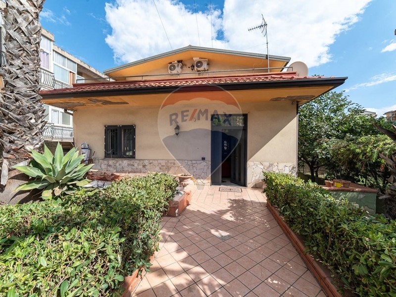 Villa in Vendita a Catania, 280'000&euro;, 195 m²