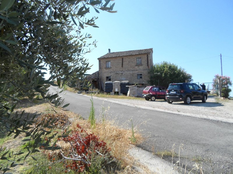 Rustico in Vendita a Monsampolo del Tronto, 110'000€, 250 m²
