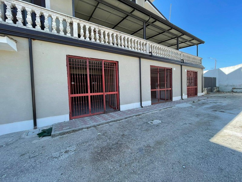 Negozio in Affitto a Maddaloni, 2'300€, 230 m²