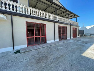 Negozio in Affitto a Maddaloni, 2'300€, 230 m²