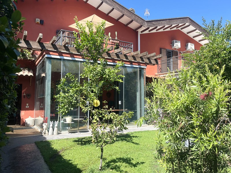 Villa bifamiliare in Vendita a Roma, 619'000&euro;, 128 m²