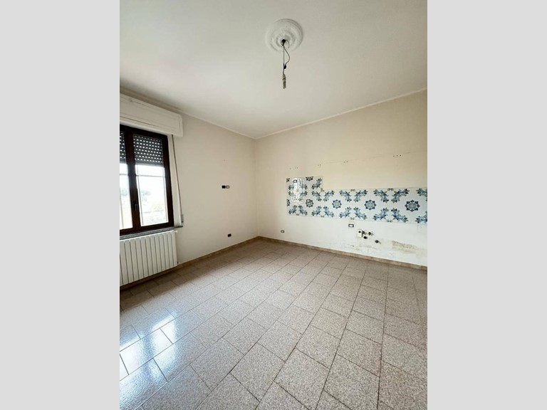 Quadrilocale in Vendita a Lamezia Terme, 95'000€, 110 m²
