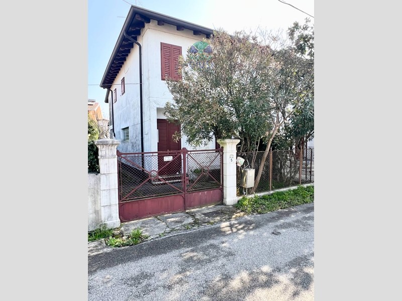 Villa bifamiliare in Vendita a Turriaco, 155'000€, 140 m²