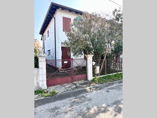 Villa bifamiliare in Vendita a Turriaco, 155'000€, 140 m²