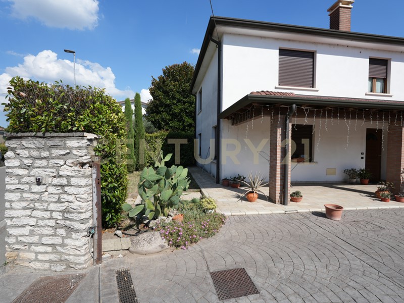 Casa Indipendente in Vendita a Cerea, 450'000€, 380 m², con Box