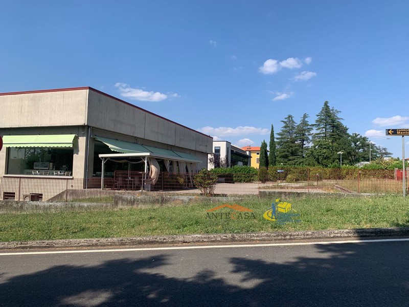 Capannone in Vendita a Collecchio, zona Ozzano, 800 m²