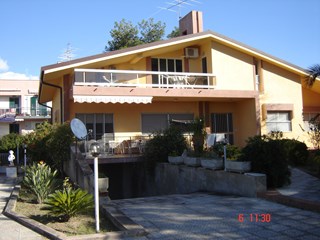 Villa bifamiliare in Vendita a Noto, zona Contrada Madonna Marina , 330'000€, 405 m²