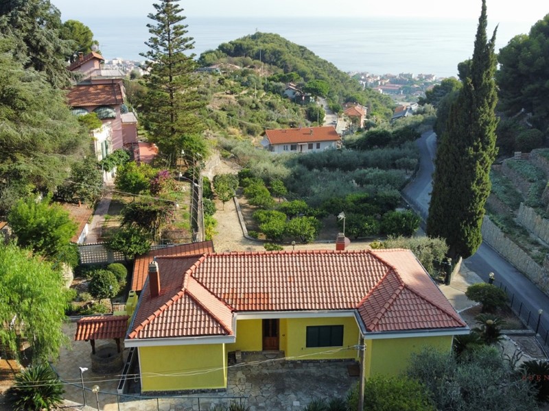 Villa in Vendita a Bordighera, 600'000€, 150 m²