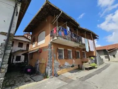 Casa Indipendente in Vendita a Palazzo Canavese, 22'800€, 123 m²