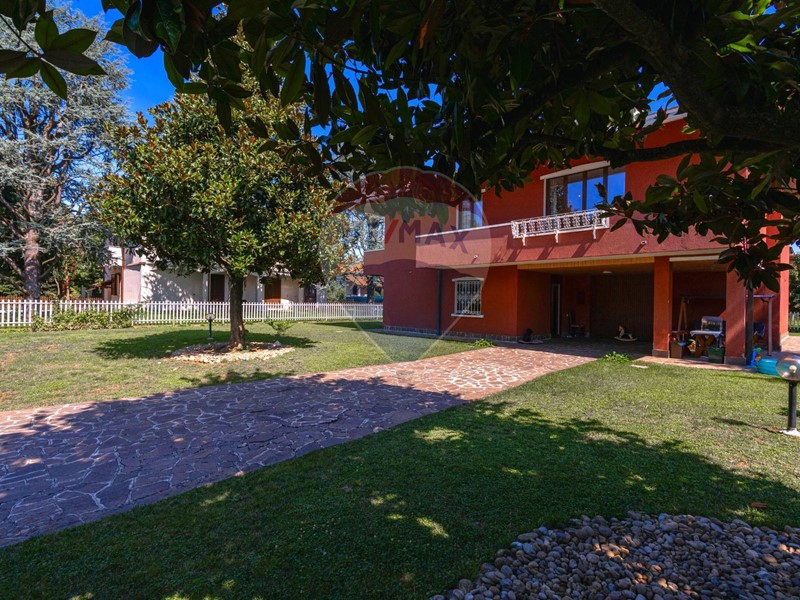 Villa in Vendita a Arcore, 729'000€, 386 m²