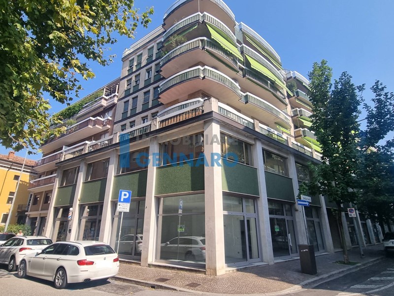 Ufficio in Affitto a Udine, 1'350€, 210 m²