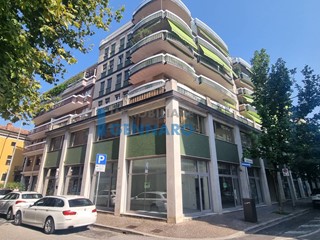 Ufficio in Affitto a Udine, 1'350€, 210 m²