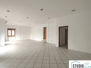 Ufficio in Affitto a Amelia, 800€, 112 m²