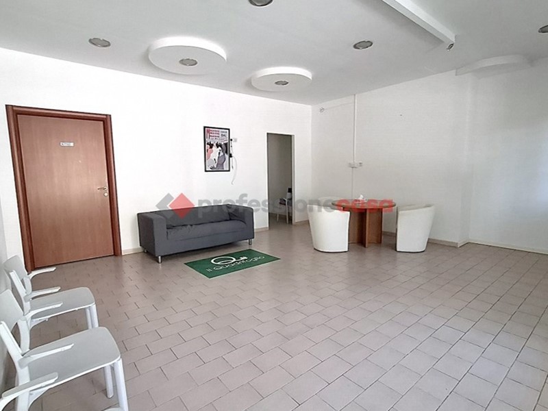 Negozio in Affitto a Aprilia, 500€, 89 m²