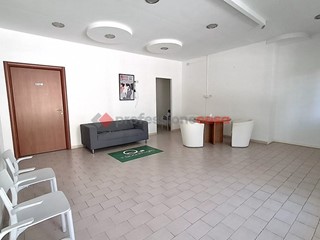 Negozio in Affitto a Aprilia, 500€, 89 m²