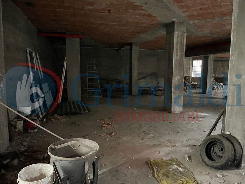 Negozio in Vendita a Beinasco, 45'000€, 380 m²