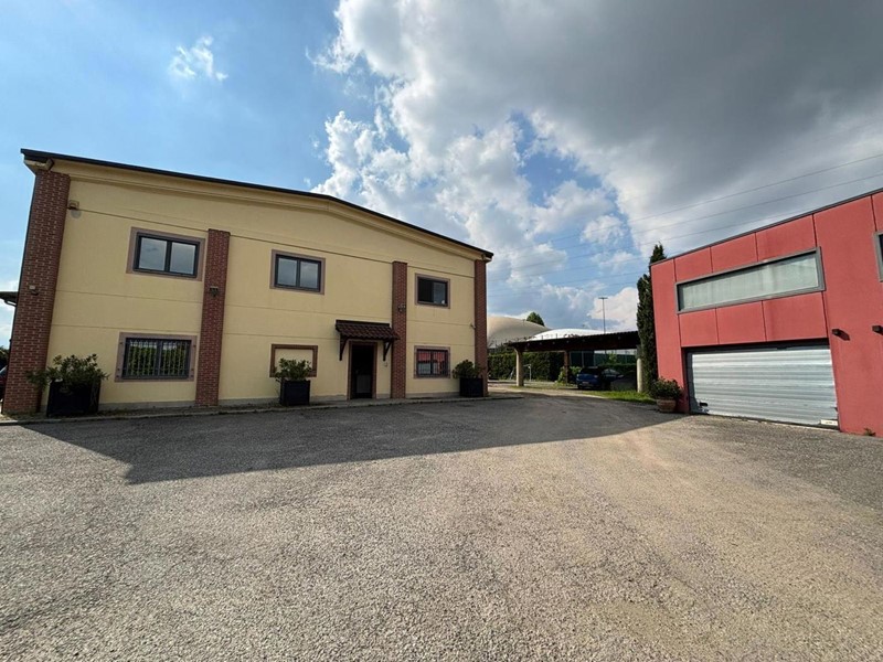 Capannone in Affitto a Beinasco, 3'800€, 1200 m²