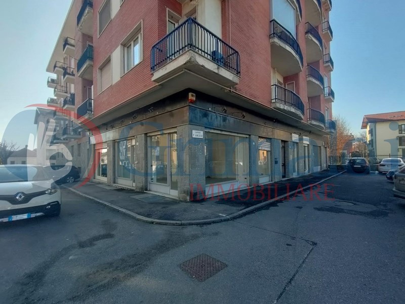 Negozio in Affitto a Beinasco, 600€, 55 m²