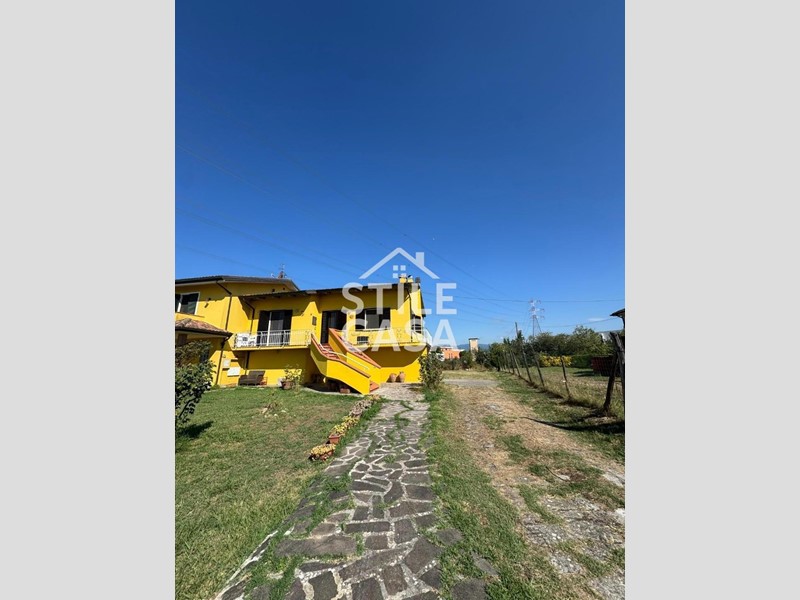 Villa bifamiliare in Vendita a Altopascio, 255'000€, 170 m², con Box