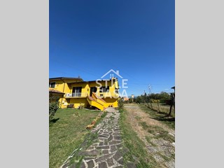 Villa bifamiliare in Vendita a Altopascio, 255'000€, 170 m², con Box