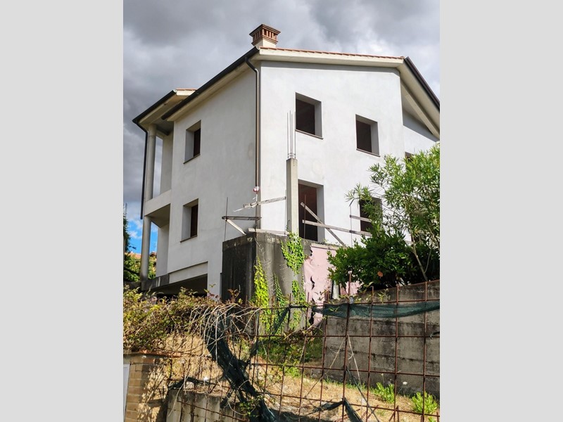 Villa bifamiliare in Vendita a Casciana Terme Lari, zona Lari, 250'000€, 400 m², arredato