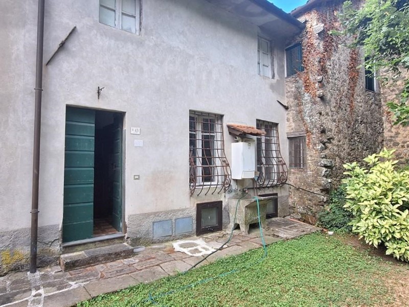 Casa Indipendente in Vendita a Pescaglia, zona Gello, 70'000€, 140 m², con Box
