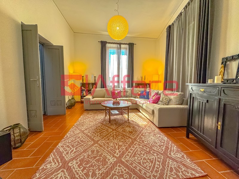 Villa in Vendita a Montecatini Terme, 337'000€, 330 m², con Box