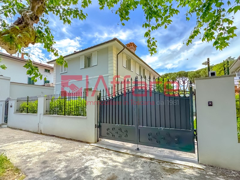 Villa in Vendita a Montecatini Terme, 550'000€, 235 m², con Box