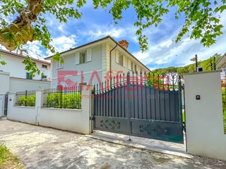 Villa in Vendita a Montecatini Terme, 550'000€, 235 m², con Box