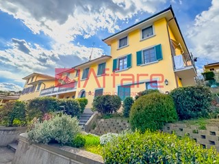 Appartamento in Vendita a Lamporecchio, 225'000€, 175 m², con Box