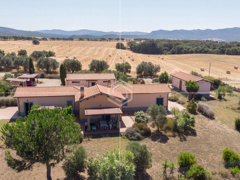 Villa in Vendita a Tarquinia, 460'000€, 280 m², arredato