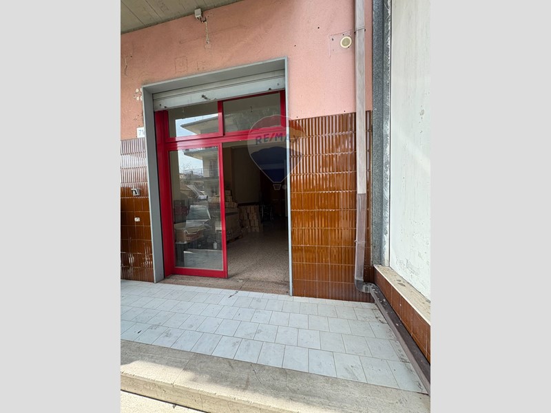 Immobile commerciale in Vendita a Aci Sant'Antonio, 45'000€, 54 m²