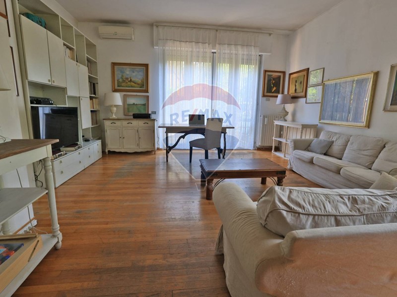 Casa Semi Indipendente in Vendita a Bollate, 430'000€, 235 m²