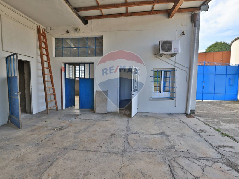 Capannone in Vendita a Baranzate, 349'000€, 350 m²
