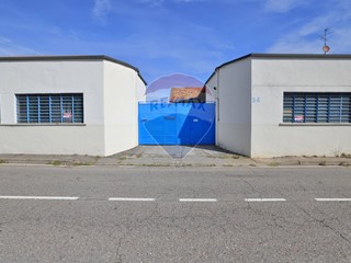 Capannone in Vendita a Baranzate, 349'000€, 350 m²