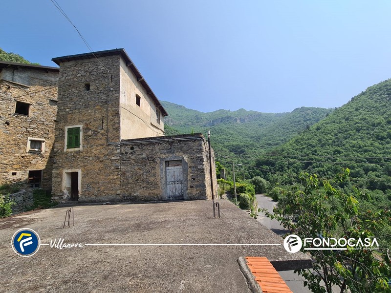 Casa Indipendente in Vendita a Castelbianco, 105'000€, 298 m²