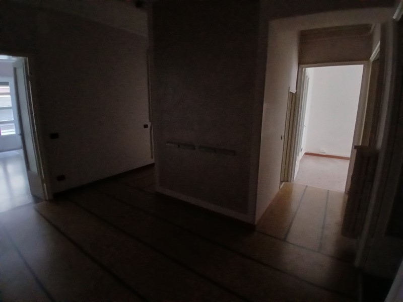 Ufficio in Affitto a Savona, 900€, 150 m²