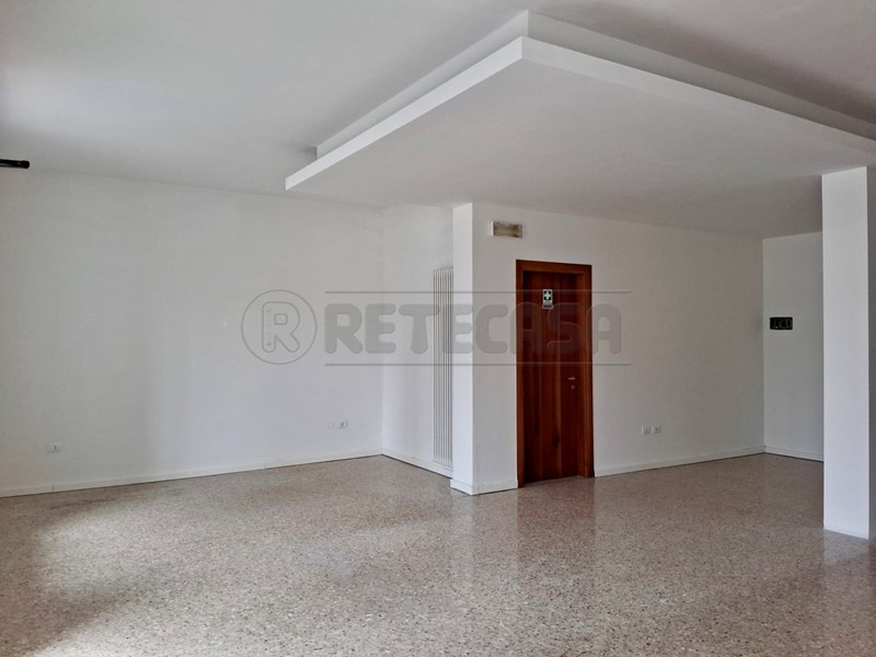 Attività commerciale in Affitto a Sandrigo, 70 m²