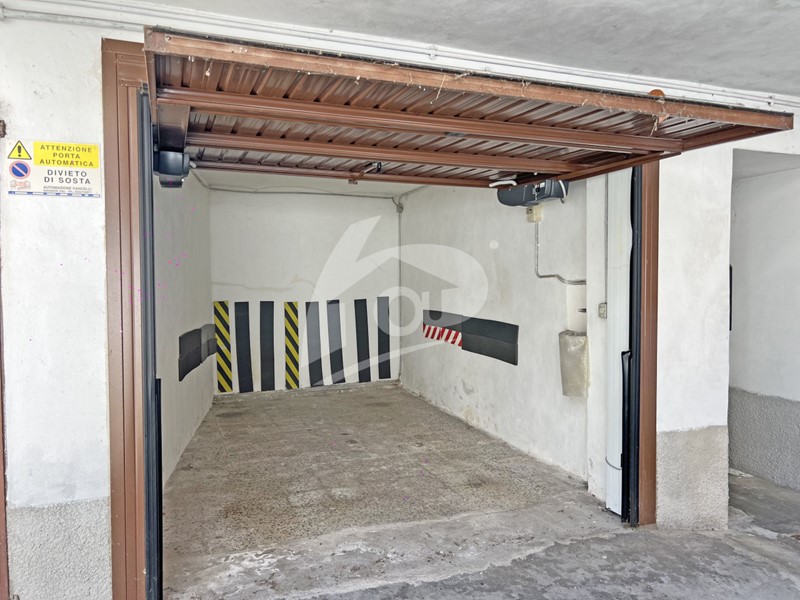 Casa Semi Indipendente in Vendita a Cocquio Trevisago, 175'000€, 150 m², arredato, con Box