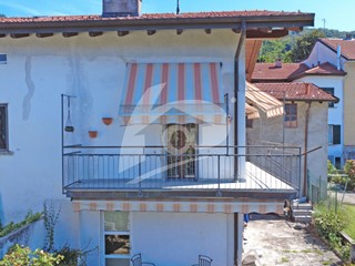 Casa Semi Indipendente in Vendita a Cocquio Trevisago, 175'000&euro;, 150 m², arredato, con Box