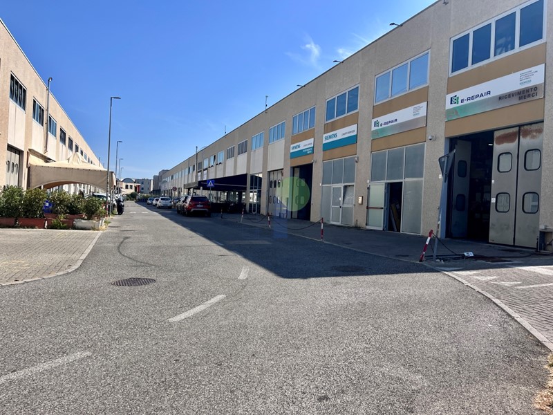 Immobile commerciale in Affitto a Livorno, zona Coteto, 2'100€, 410 m²