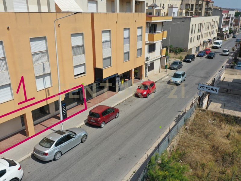 Immobile commerciale in Vendita a Vittoria, 75'000€, 70 m², arredato