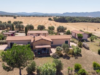 Villa in Vendita a Tarquinia, 460'000€, 280 m², arredato