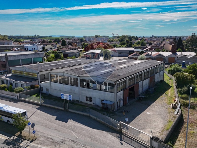 Capannone in Vendita a Robbio, 220'000€, 1390 m²