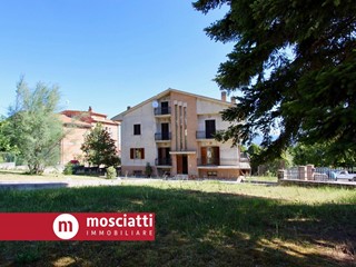 Appartamento in Vendita a Pioraco, 145'000&euro;, 140 m²