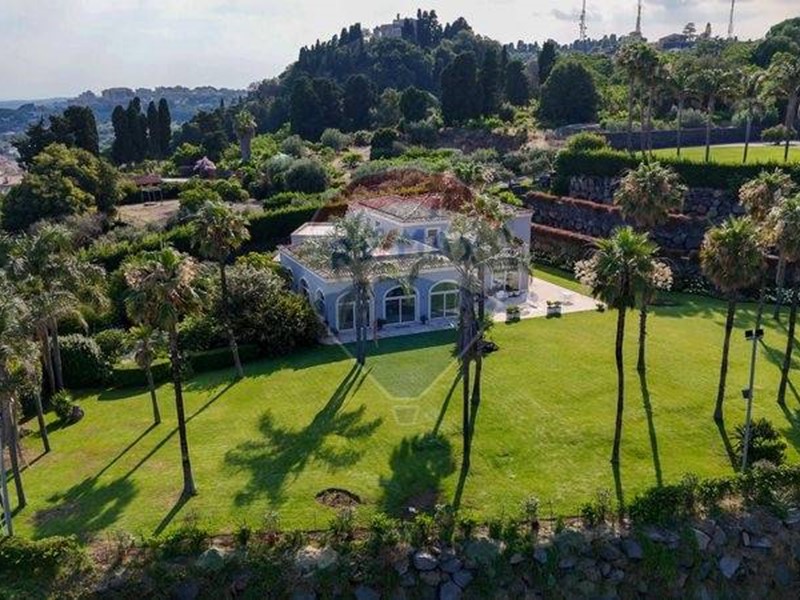 Villa in Vendita a Valverde, 1000 m², con Box