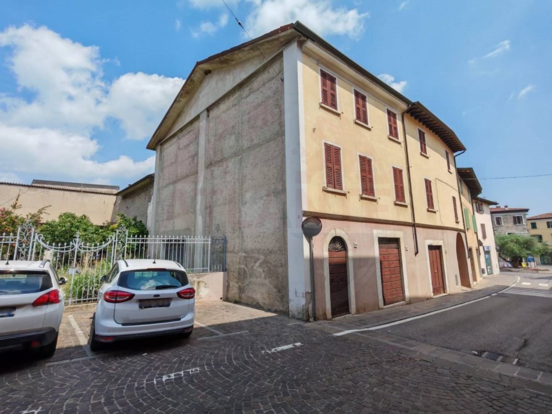 Casa Semi Indipendente in Vendita a Pozzolengo, 350'000€, 564 m², con Box