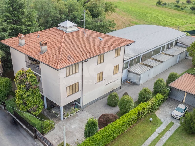 Capannone in Vendita a Cornate d'Adda, 830'000€, 897 m²