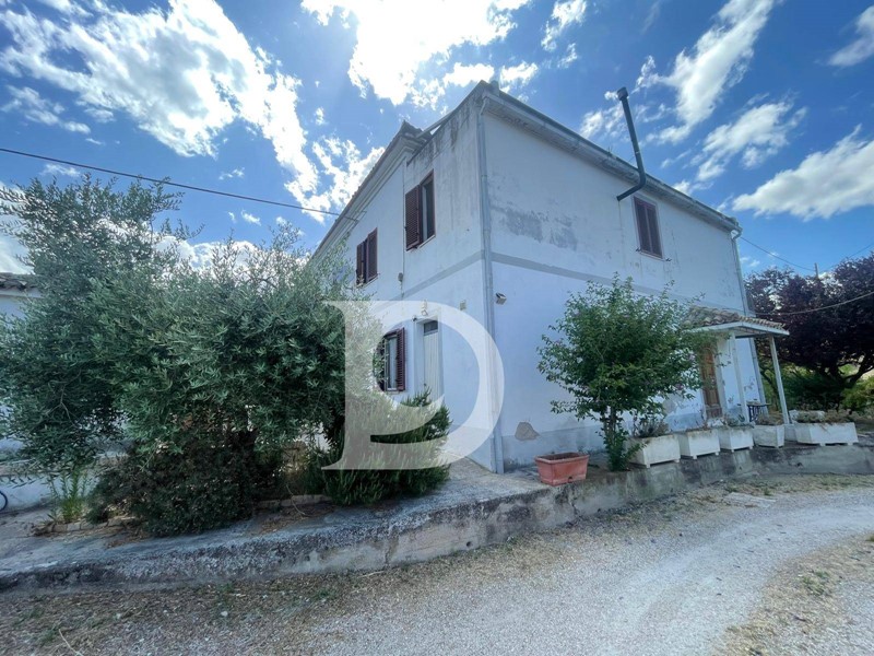 Casa Semi Indipendente in Vendita a Loreto Aprutino, 195'000€, 280 m²