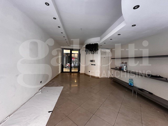 Negozio in Affitto a Avellino, 700€, 40 m²